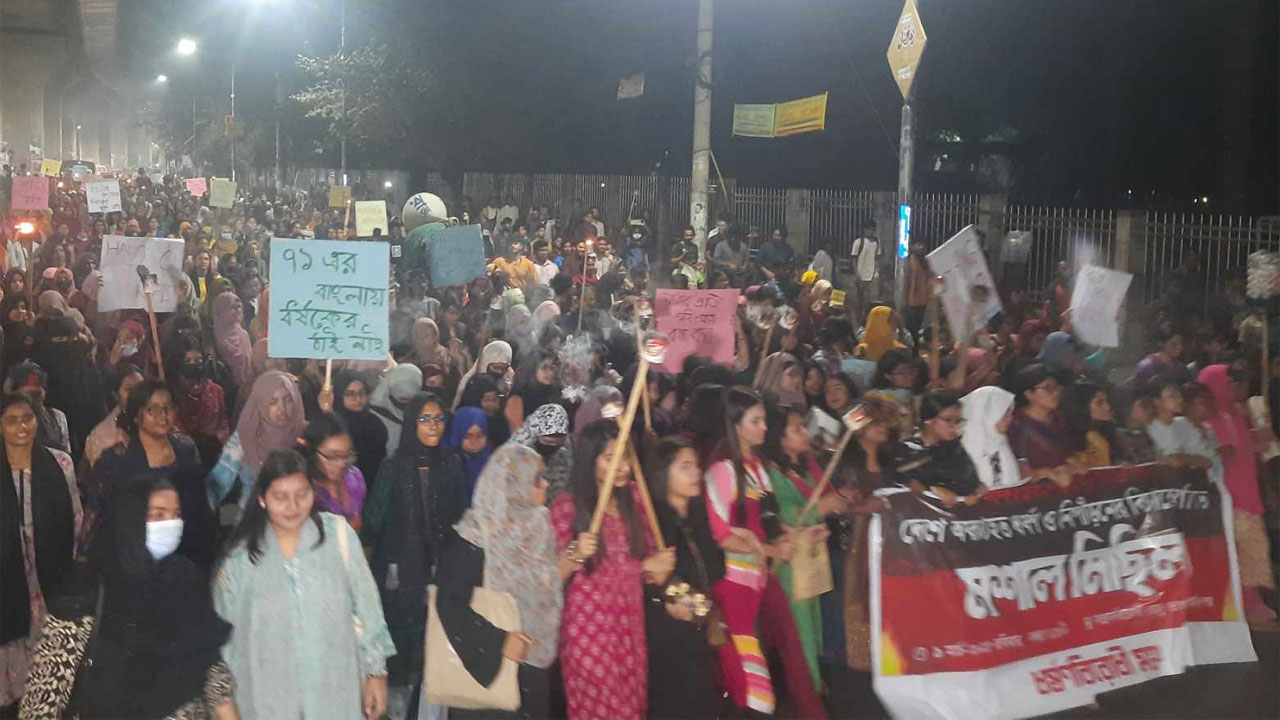 ধর্ষকদের শাস্তির দাবিতে ধর্ষণবিরোধী মঞ্চের মশাল মিছিল